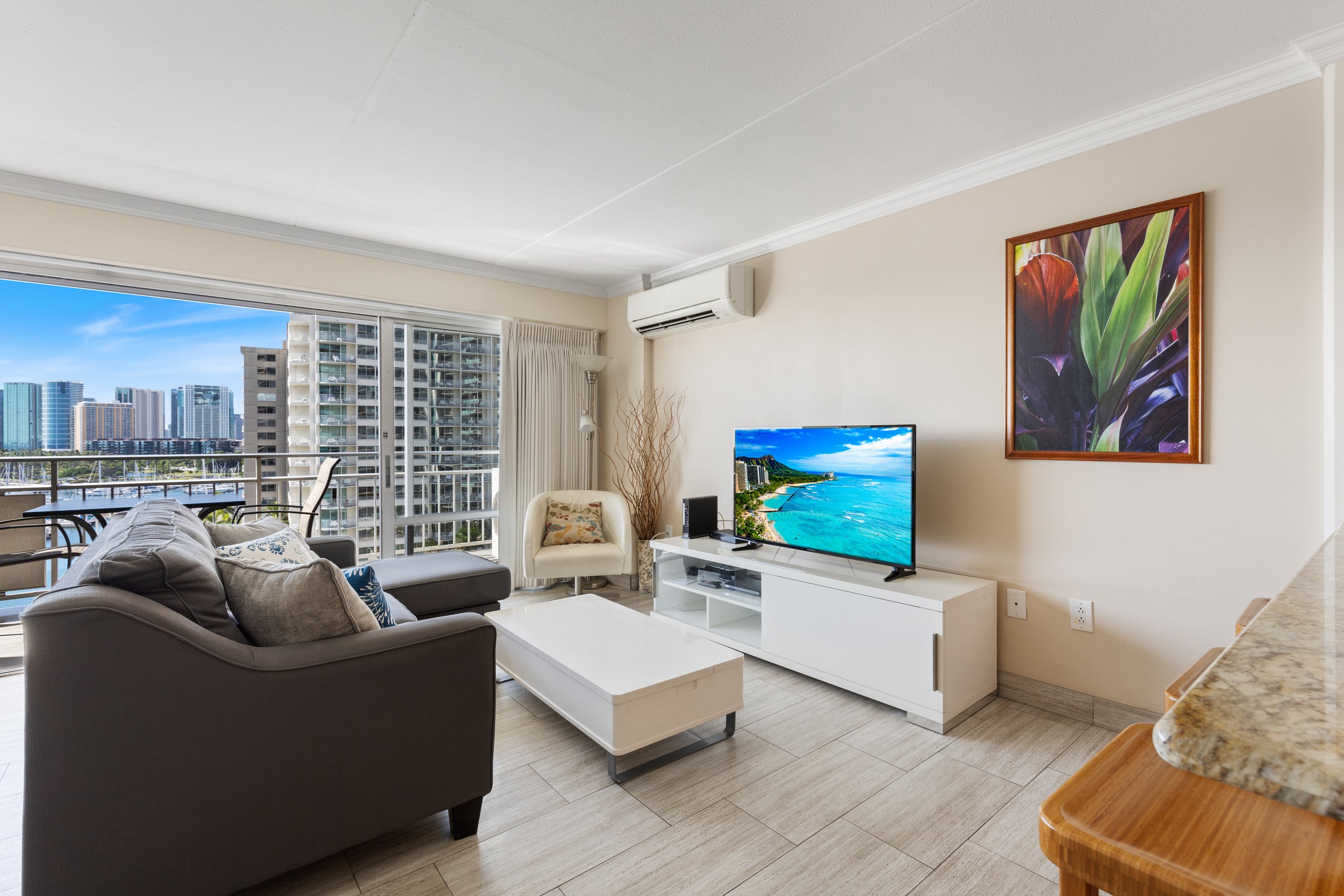 Condo in Honolulu · ★4.74 · Studio · 3 beds · 1 bath - Image 5