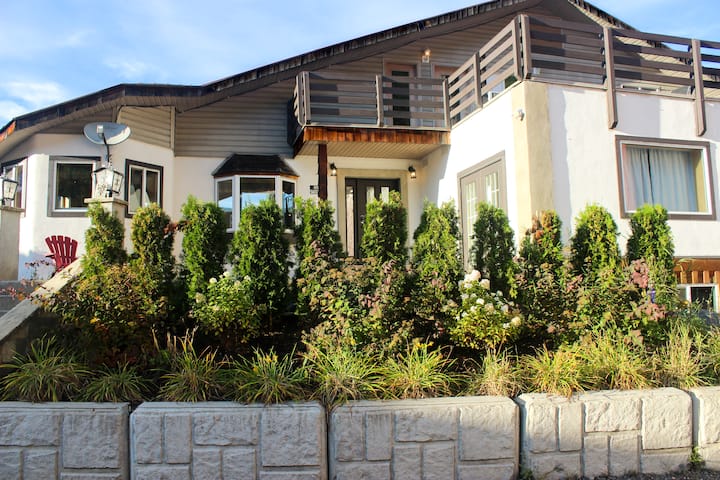 Spacious home near beaches & Shuswap Lake
