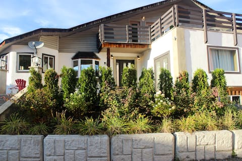 Spacious home near beaches & Shuswap Lake