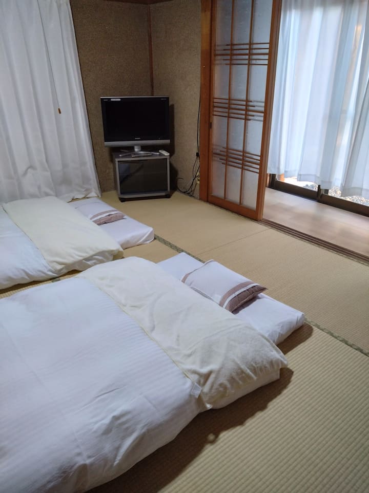 Japanese room 8 tatami + edge (33 ㎡)
1-3 guests
