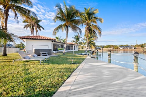 Waterfront Deal: Hot Tub, Kayaks, Fishing & Pets