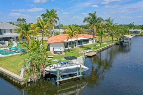 Waterfront Retreat: Kayaks, Hot Tub & Fishing Gear
