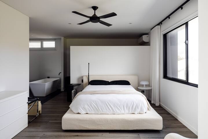 Haven House : mid century modern gallery image 2