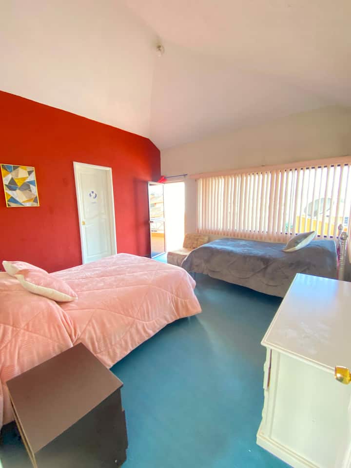 Një krevat dopio...një krevat tek... tarracë private dhe një banjë e kompletuar