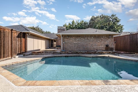 Trendy 3BR Retreat • Hot Tub & Pool Vibes