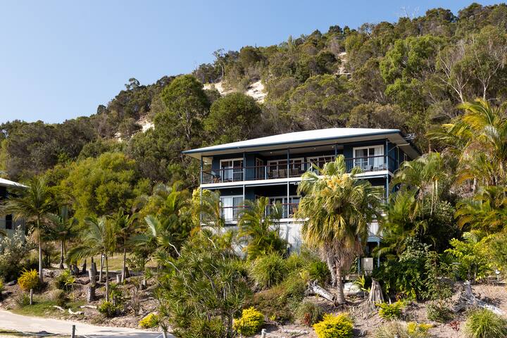 Beautiful family beachfront island home gallery image 2