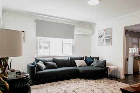 Top Airbnb: Newdegate St + free parking + sunny backyard in Tasmania