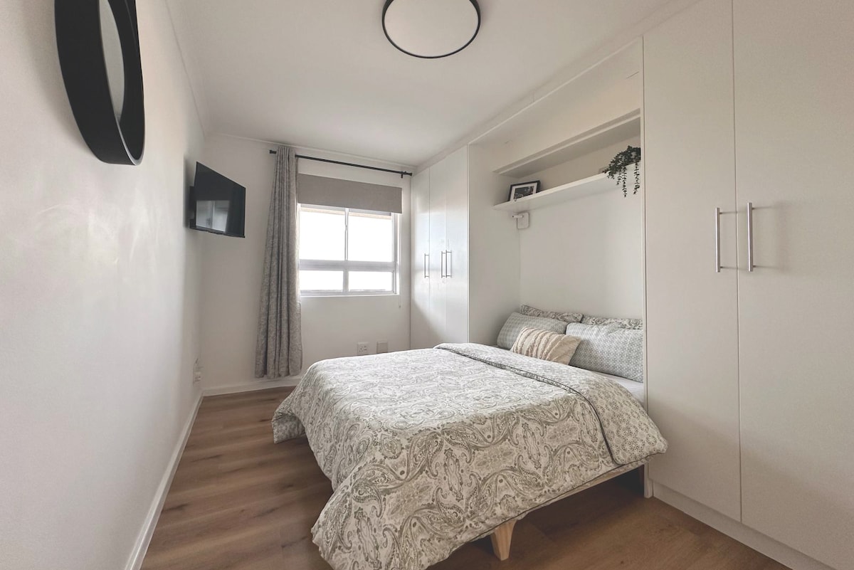 חלון חדר השינה הראשי לכיוון המרפסת