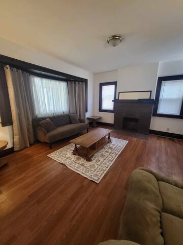 Conveniently located 6 Bedroom Home Next to U of R gallery image 3