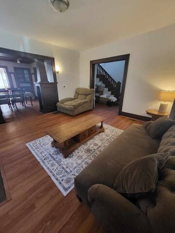 Conveniently located 6 Bedroom Home Next to U of R gallery image 4