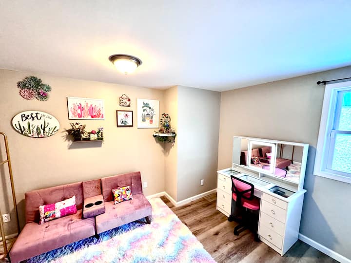 Divertida habitación temática con un tocador de maquillaje completamente iluminado, vestidor, perchero, espejo de cuerpo entero y un montón de cajones y gabinetes 