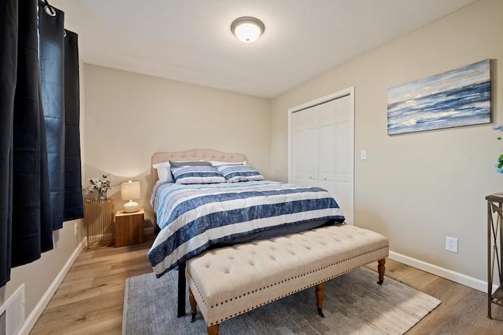Este es el único dormitorio en el piso principal.
Colchón Tempur-pedic tamaño queen, armario completo y banco