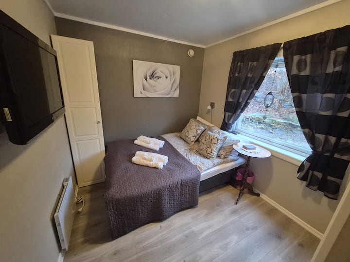 ห้องหมายเลข 1 บนชั้น 2 เป็นห้องขนาดใหญ่ 8 ตร.ม. พร้อมตู้เสื้อผ้าและโซฟาเบด เผยให้เห็นความกว้าง 140 ซม. พร้อมฟูกนอนแบบพับเก็บได้ซึ่งจะกลายเป็นฟูกเดี่ยวได้อย่างง่ายดายและทำให้เตียงนอนสบายทั้ง 2 รูปทรง ห้องนี้ได้รับแสงแดดยามเช้า 