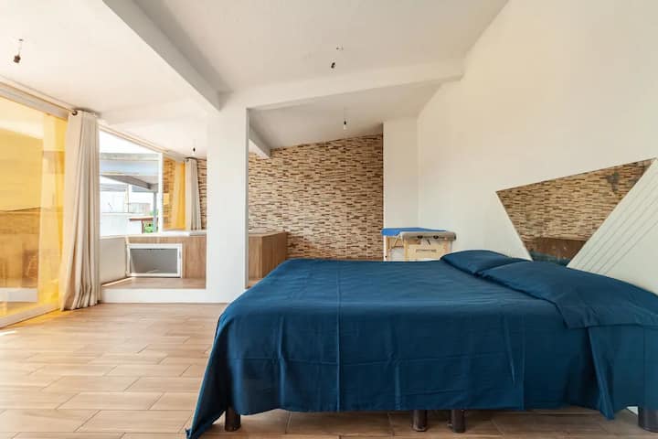 Просторна спалня с голямо двойно легло.