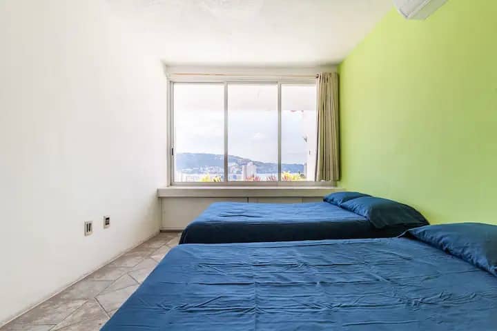 Насладете се на комфорта в спалнята с 2 двойни легла и отлична гледка.