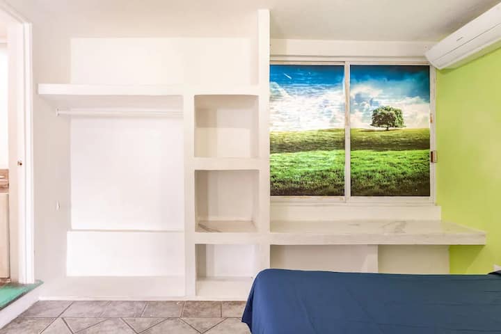 Спалня с двойно легло и килер, за да настаните багажа си, чувствайте се като у дома си. 