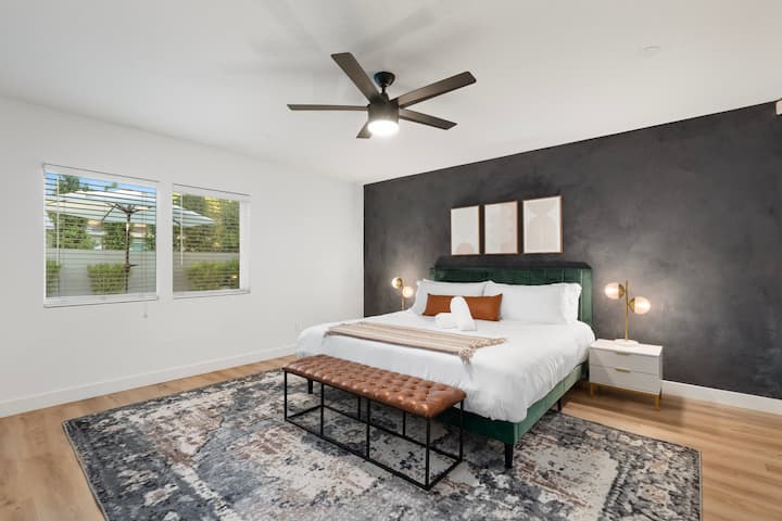 El espacioso dormitorio tamaño king cuenta con una lujosa cama tamaño king, un amplio espacio en el armario y un baño privado para tu comodidad y privacidad.