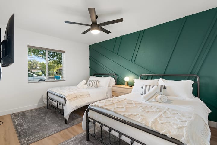 Esta habitación ofrece un espacio divertido y flexible para relajarte y descansar con dos cómodas camas de tamaño completo y TV de pantalla plana.