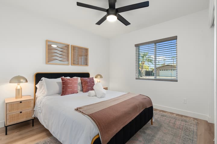 La serena habitación de invitados ofrece un refugio tranquilo con una cómoda cama tamaño queen, sábanas suaves y una decoración relajante para una noche de sueño reparador.