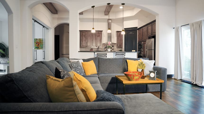 Casa Luminosa | 6BR Luxury Stay Near Lake Austin! gallery image 3