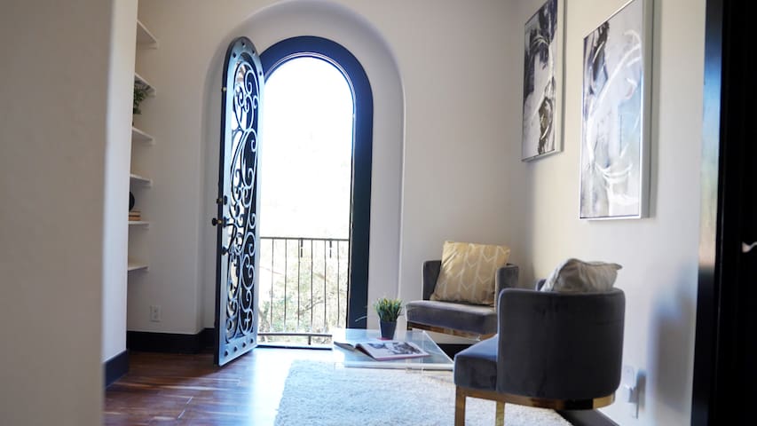 Casa Luminosa | 6BR Luxury Stay Near Lake Austin! gallery image 5