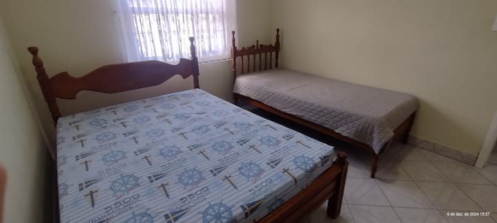 Quarto da esquerda com armários de alvenaria azulejado , 01 cama de casal e 01 cama de solteiro , 01 ventilador