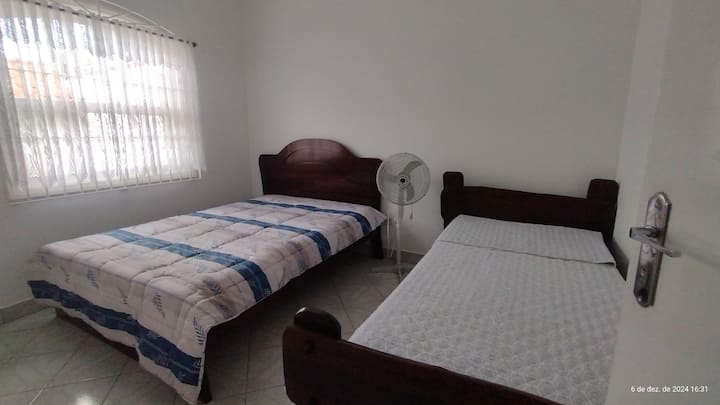 Quarto da direita  com  01 cama de casal  e 01 cama de solteiro , 01 ventilador