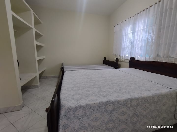 Suíte com armário alvenaria azulejado para guardar roupas, 01 cama de casal, 01 cama se solteiro, 01 ventilador