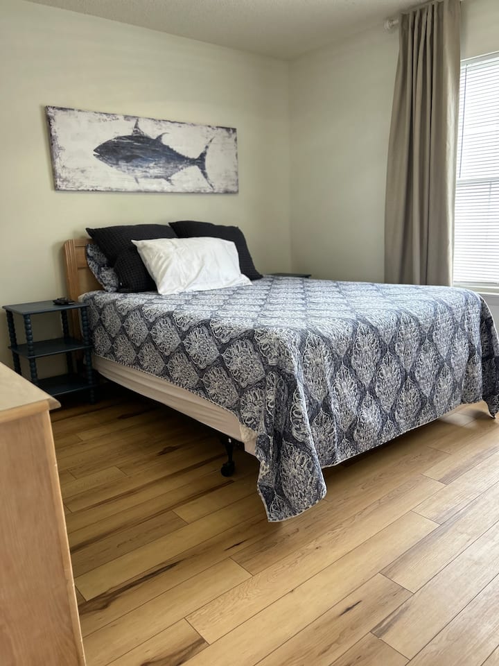 בחדרי השינה הראשיים עם אמבטיה צמודה יש מיטת קווין סייז.