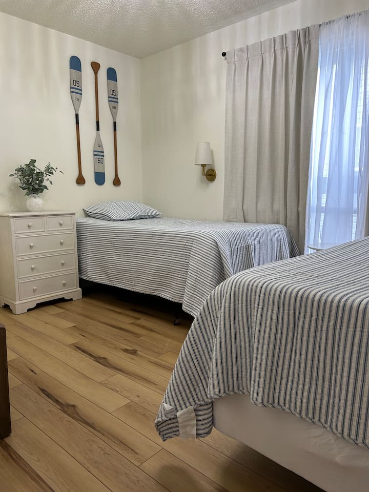 חדר שינה 3 - שתי מיטות נפרדות, ארון