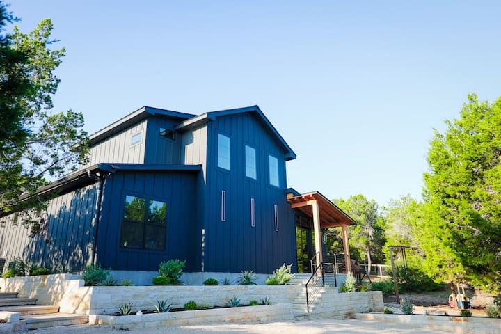 20 mins to downtown/Cowboy Pool /Hot Tub/Sleeps 12