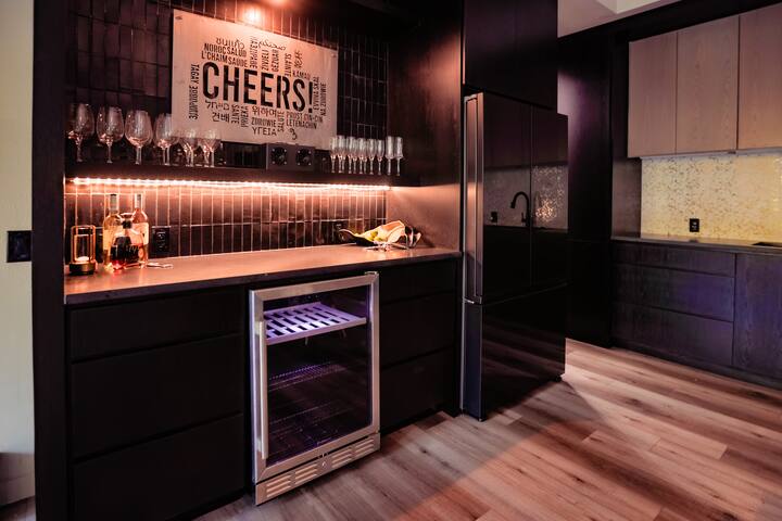 20 mins to downtown/Cowboy Pool /Hot Tub/Sleeps 12 gallery image 3