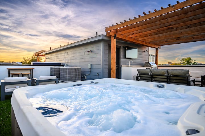 3BR Townhome~Rooftop Hot Tub~Skyline Views~Dallas