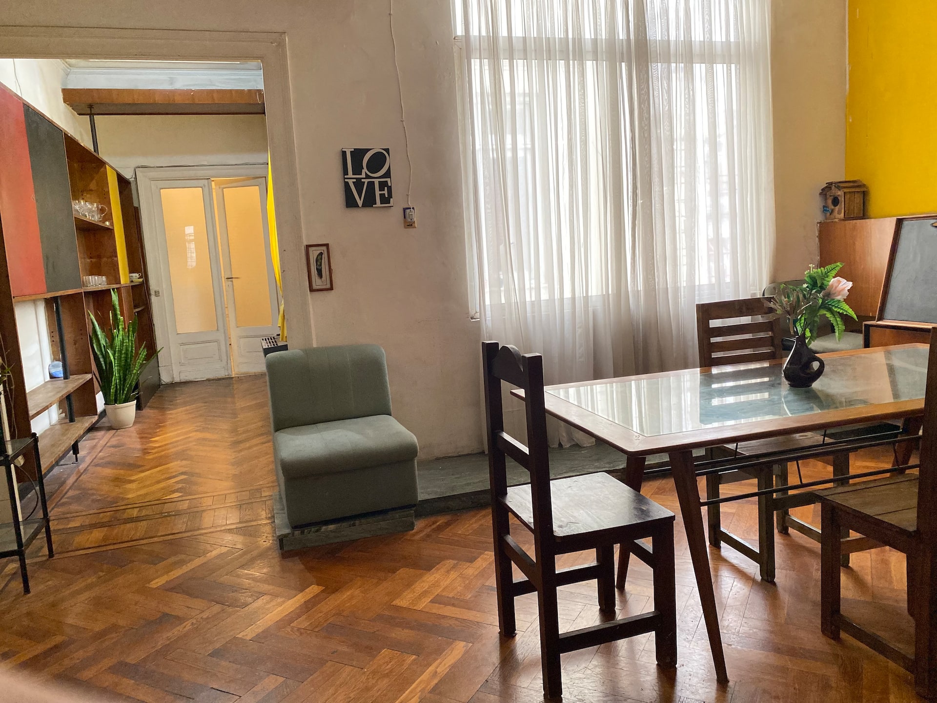 Classic one-bedroom apartment room in Monserrat