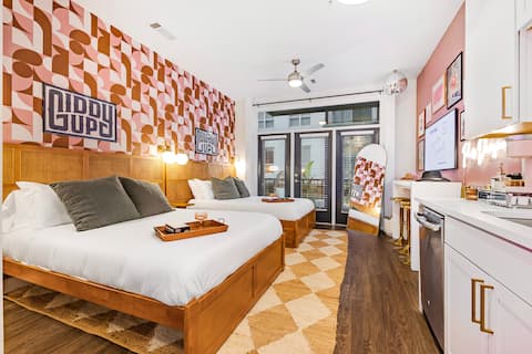 Popular Airbnb listing: Saddle Society: Steps from Broadway + FREE Parking in Downtown