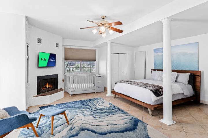 Sleeps 20+ Hot Tub-King Beds-Gym-BBQ-Fire Pit-TVs gallery image 4