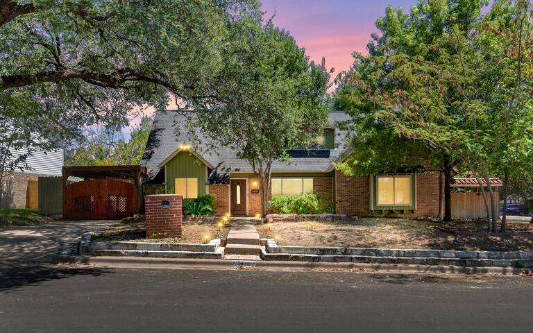 Sleeps 20+ Hot Tub-King Beds-Gym-BBQ-Fire Pit-TVs gallery image 2