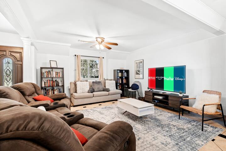 Sleeps 20+ Hot Tub-King Beds-Gym-BBQ-Fire Pit-TVs gallery image 5