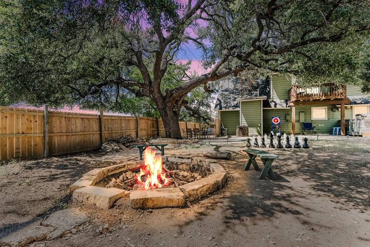 Sleeps 20+ Hot Tub-King Beds-Gym-BBQ-Fire Pit-TVs gallery image 3