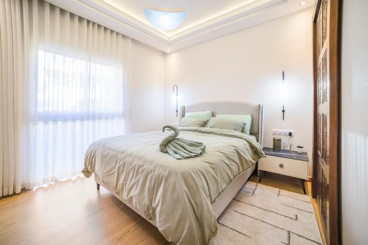 ห้องพักหรูหราและเป็นกันเองให้ความสะดวกสบายเป็นพิเศษ เตียงนอนตกแต่งด้วยชุดชั้นในคุณภาพระดับโรงแรมนุ่มและปราณีต ฟูกนอนนุ่มสบายสุดๆเข้ากับร่างกายได้อย่างสมบูรณ์แบบในขณะที่เบาะเป็นรูปทรงหน่วยความจำ 