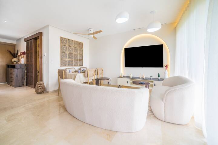 ห้องที่เต็มไปด้วยแสงสีทองอ่อนๆของพลบค่ำซึ่งมีรังสีลอดผ่านหน้าต่างบานใหญ่ทำให้ที่พักมีสีสันที่สะดวกสบายและเงียบสงบ