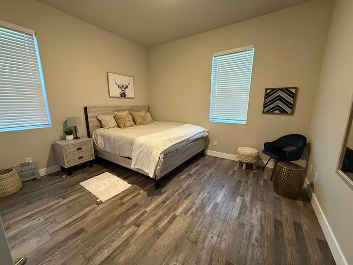 Main-floor primary suite with king bed and private bathroom – no stairs needed.