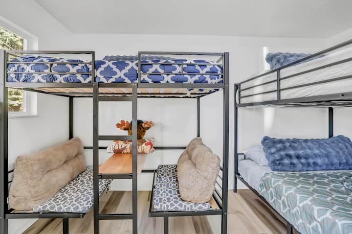 Il s'agit d'une chambre avec lits superposés attachée à la terrasse de l'abri d'auto. À quelques pas de la maison. 