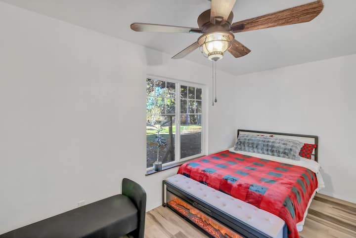 Il s'agit d'une chambre avec lits superposés attachée à la terrasse de l'abri d'auto. À quelques pas de la maison. 