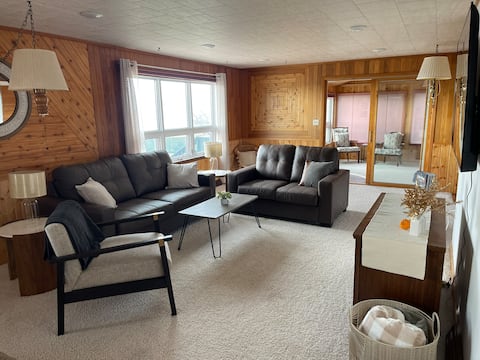 "Lakeview" - 5 Bed, 2 Bath Hovde Resort