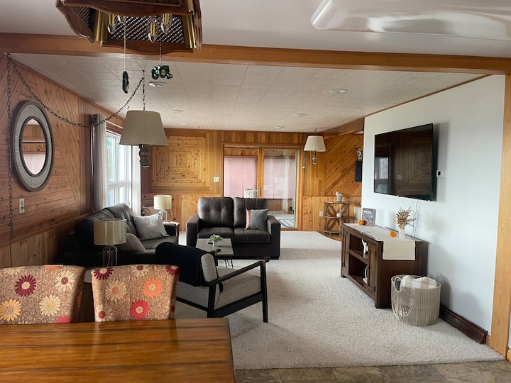 "Lakeview" - 5 Bed, 2 Bath Hovde Resort - Devils Lake, ND