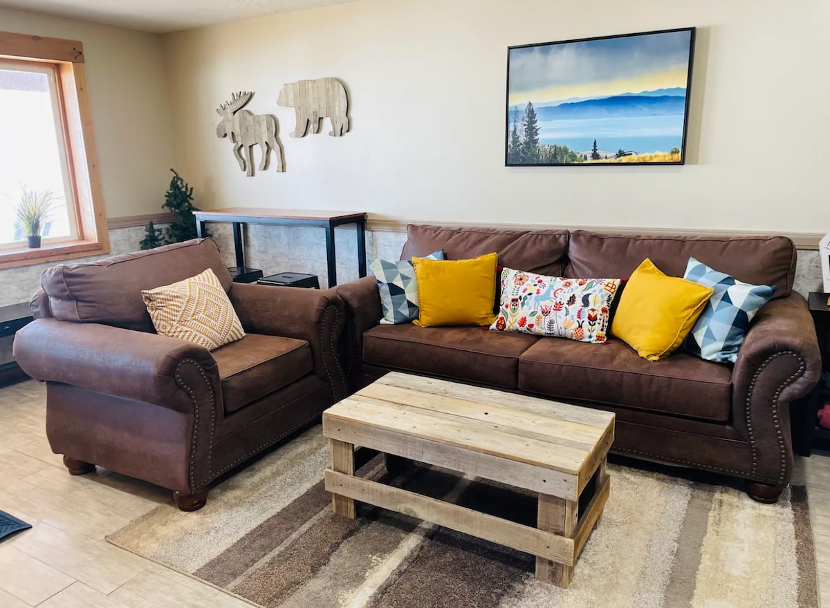 Sehemu ya kuishi ya ghorofa ya chini ya matembezi! 