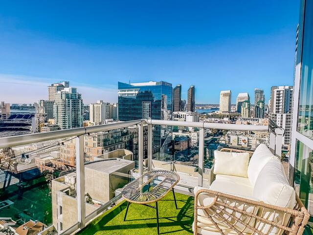 Modern Sky Oasis in Downtown SD gallery image 2