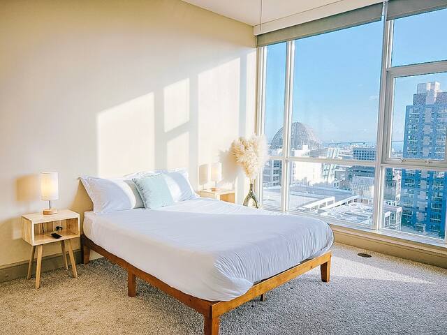 Modern Sky Oasis in Downtown SD gallery image 4