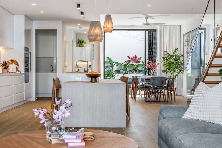 Kiara Luxury Beach Escape – Steps to the Ocean